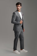 بدلة رمادية فاتحة بقصّة Slim Fit