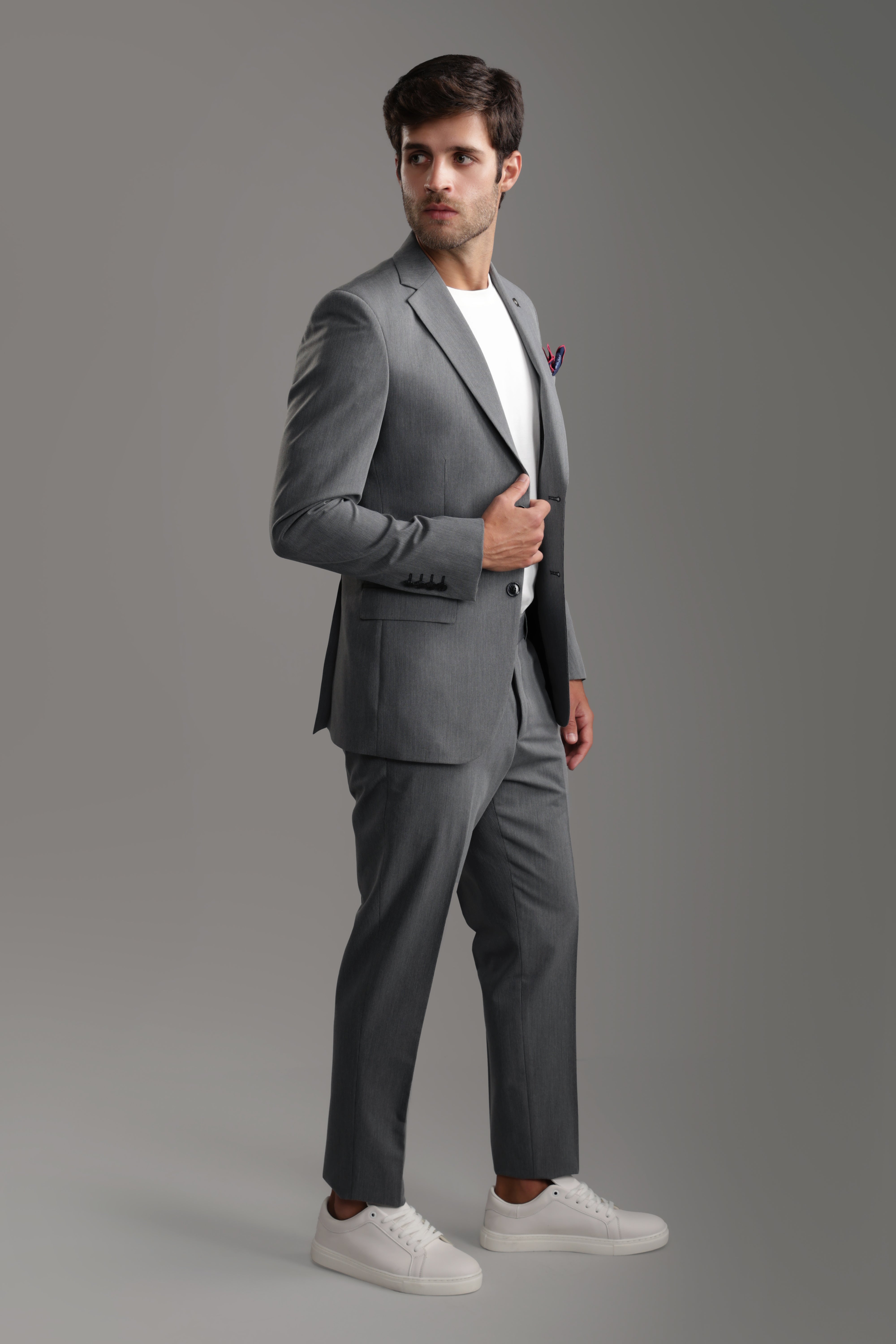 بدلة رمادية فاتحة بقصّة Slim Fit