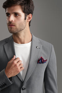 بدلة رمادية فاتحة بقصّة Slim Fit