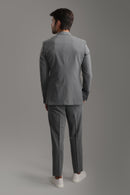 بدلة رمادية فاتحة بقصّة Slim Fit