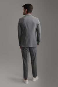 بدلة رمادية فاتحة بقصّة Slim Fit
