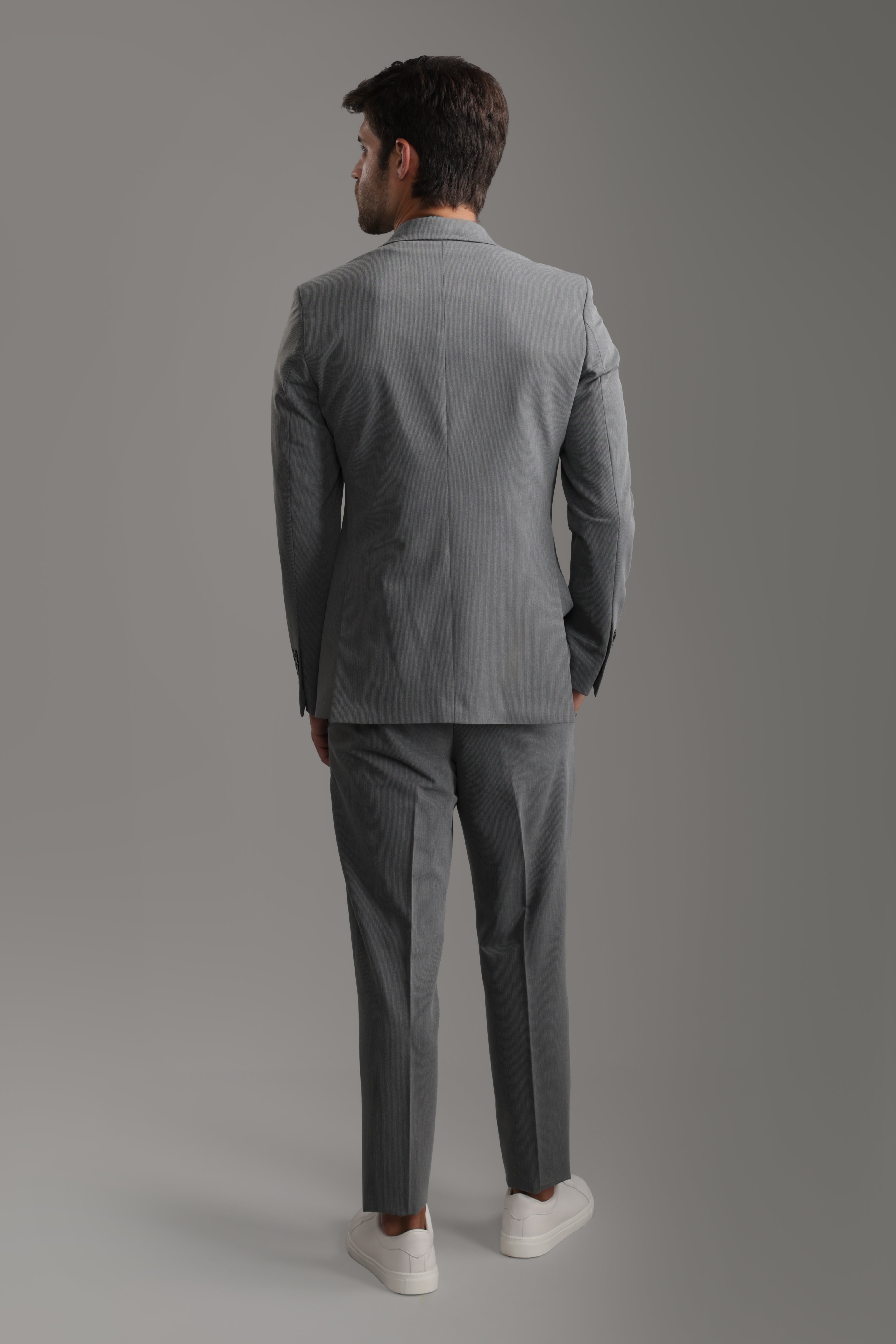 بدلة رمادية فاتحة بقصّة Slim Fit
