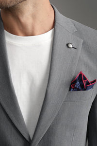 بدلة رمادية فاتحة بقصّة Slim Fit