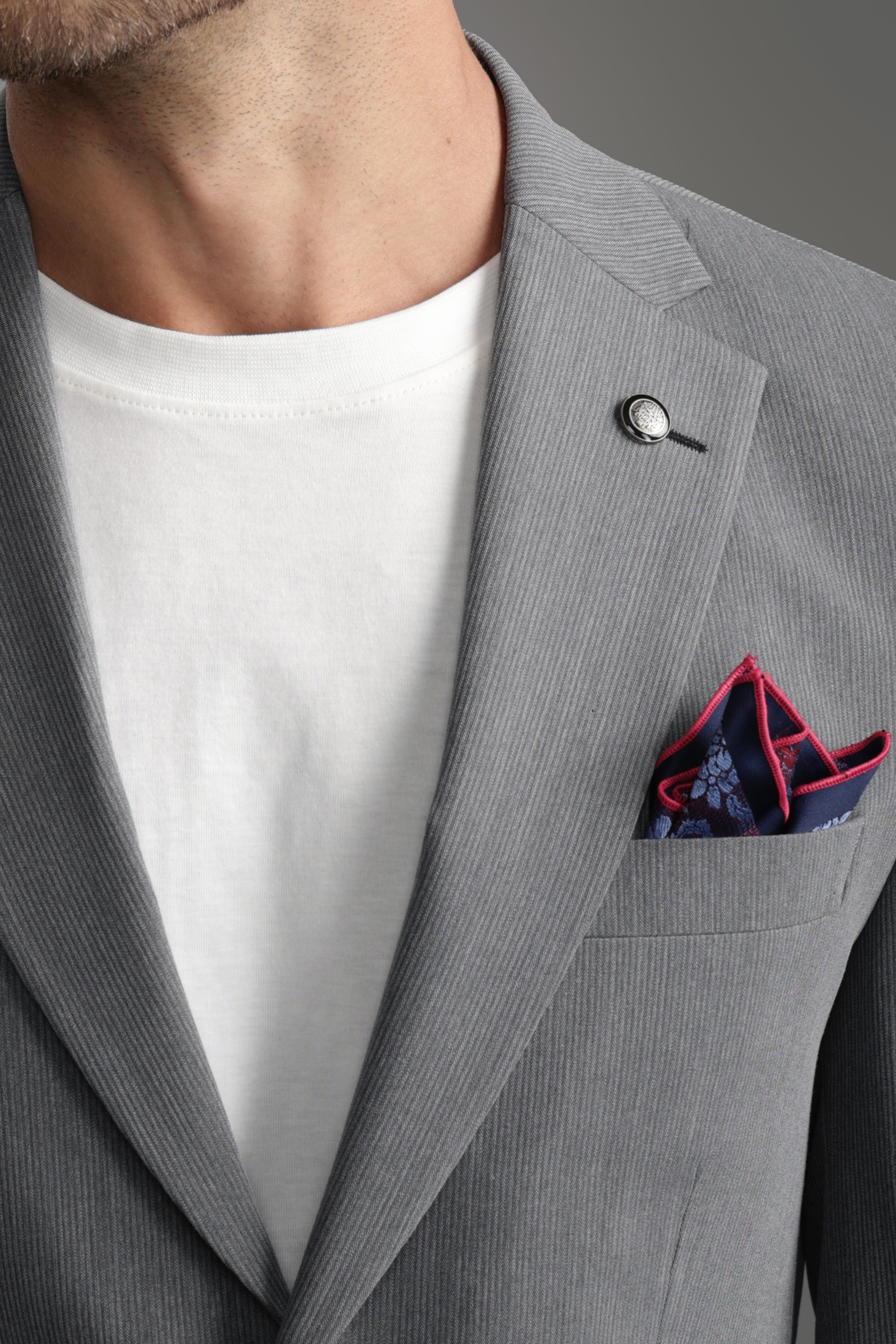 بدلة رمادية فاتحة بقصّة Slim Fit