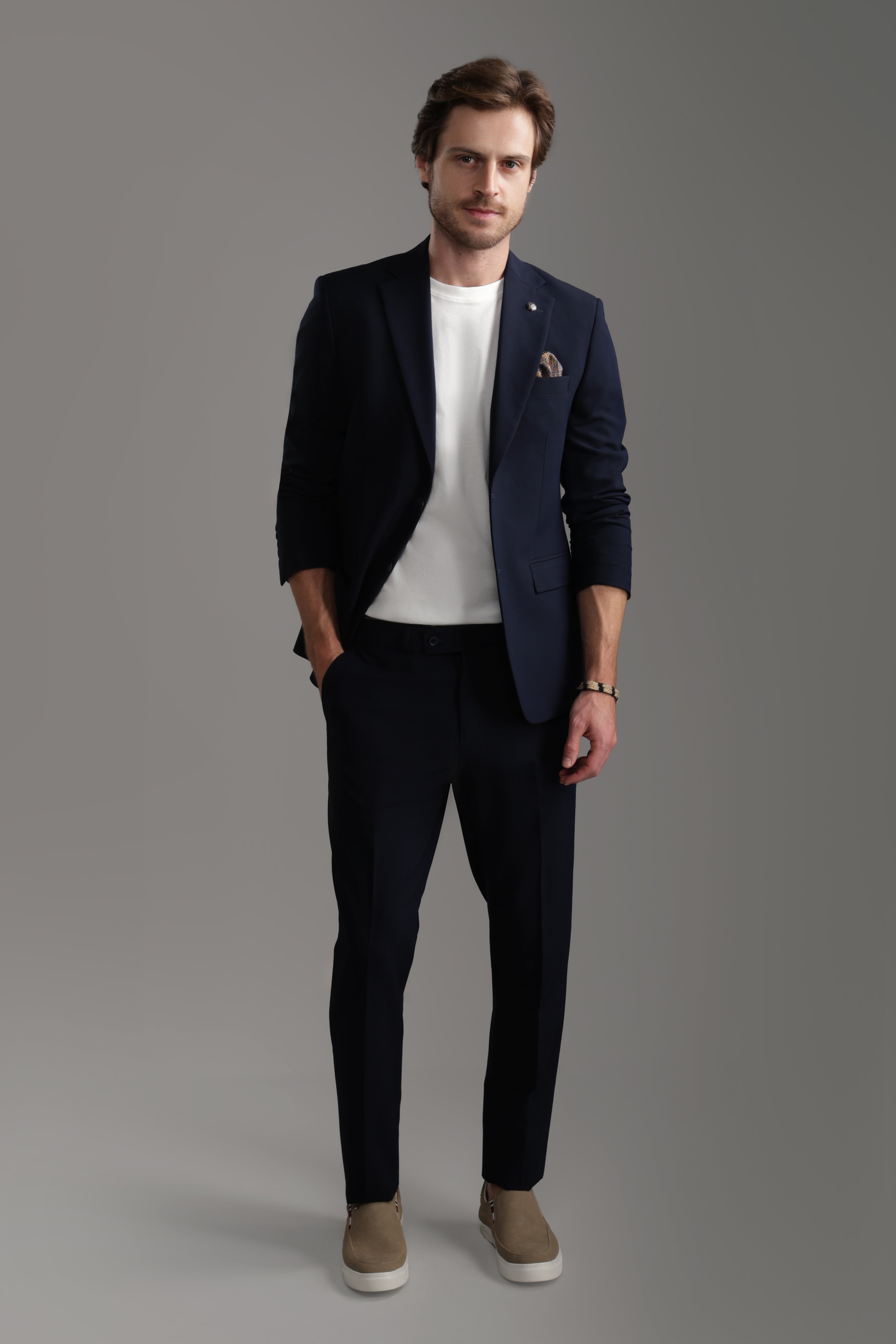 بدلة زرقاء داكنة بقصّة Slim Fit