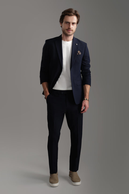 بدلة زرقاء داكنة بقصّة Slim Fit