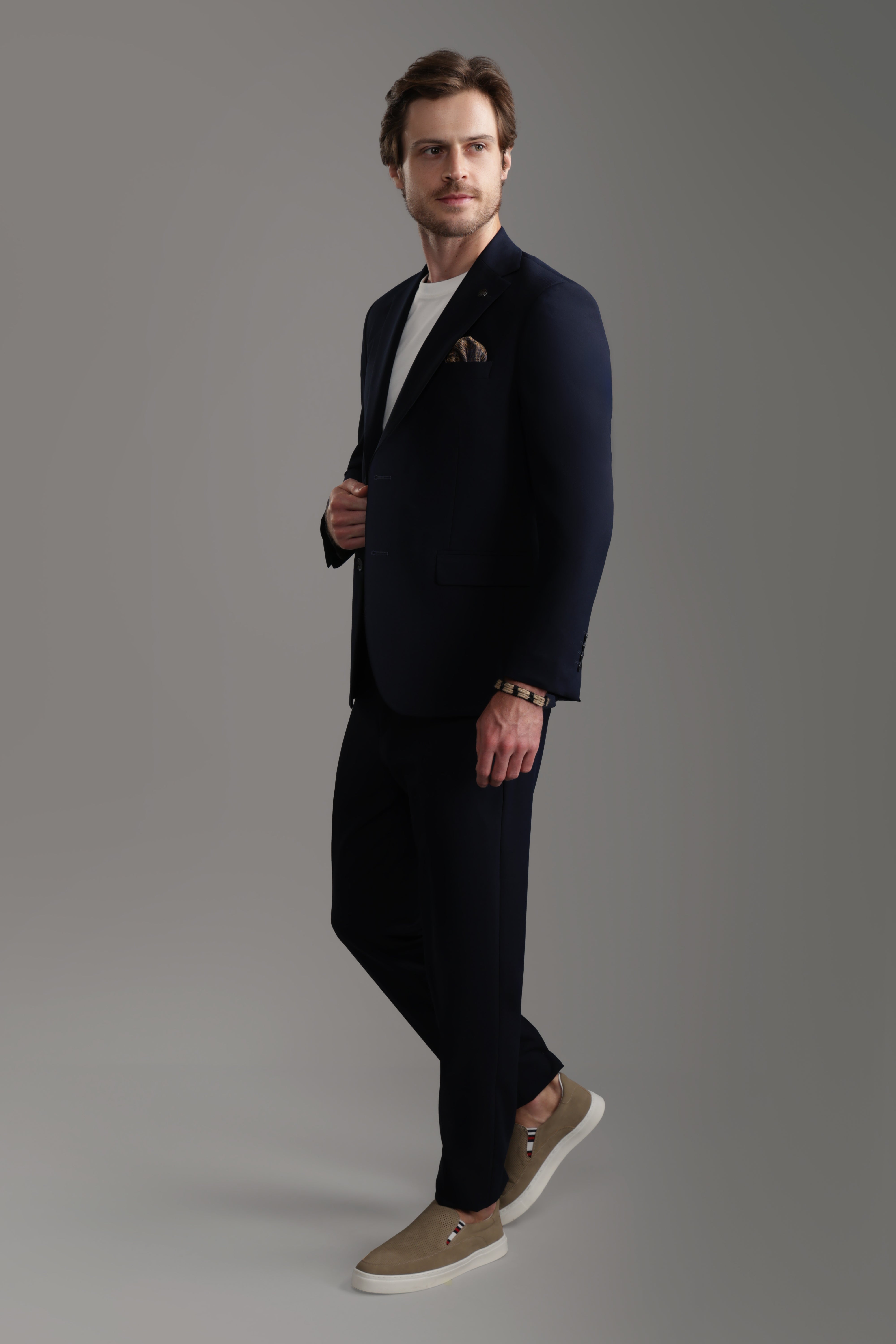 بدلة زرقاء داكنة بقصّة Slim Fit