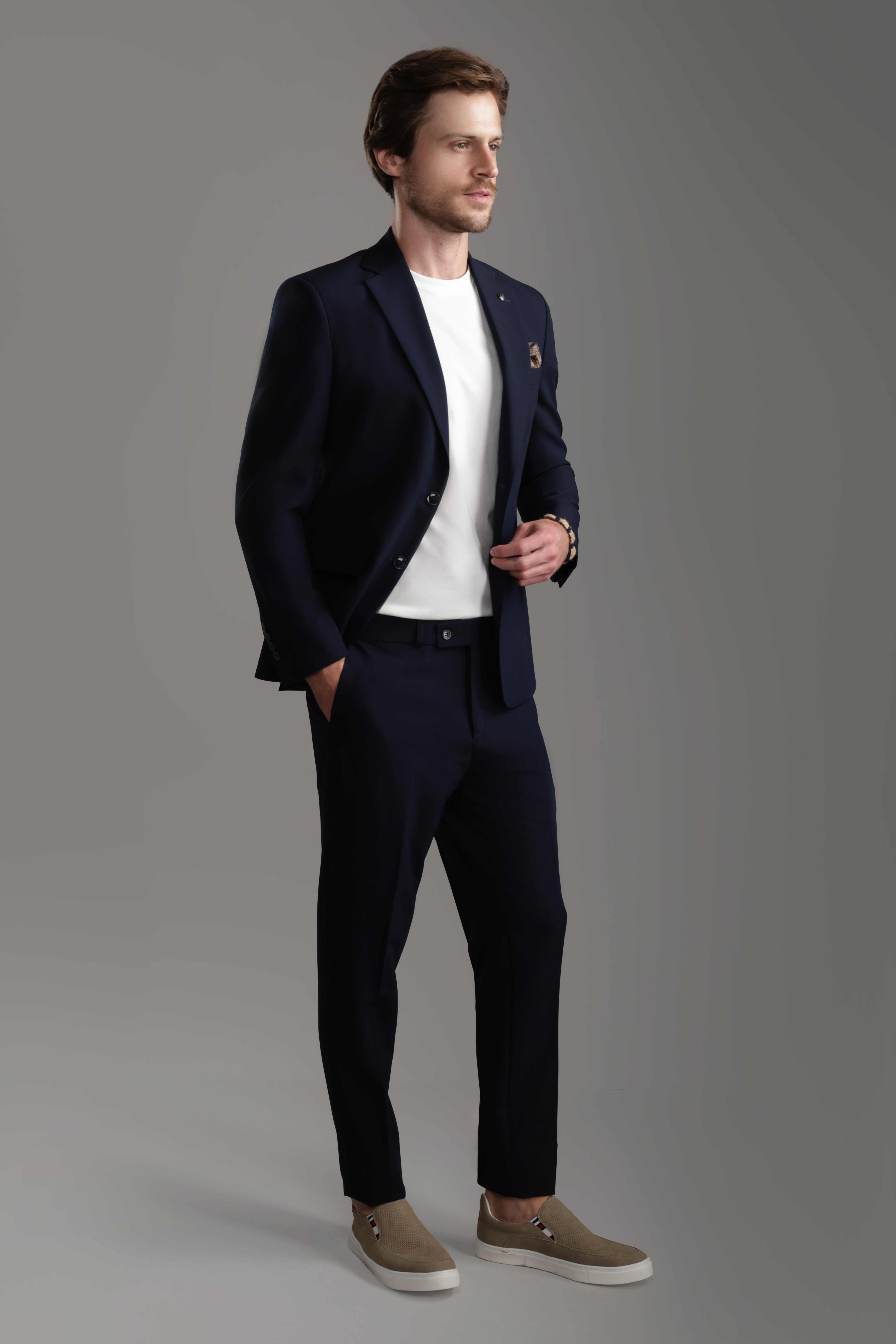 بدلة زرقاء داكنة بقصّة Slim Fit