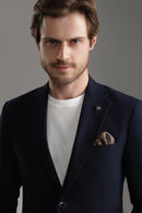 بدلة زرقاء داكنة بقصّة Slim Fit