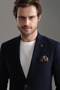 بدلة زرقاء داكنة بقصّة Slim Fit