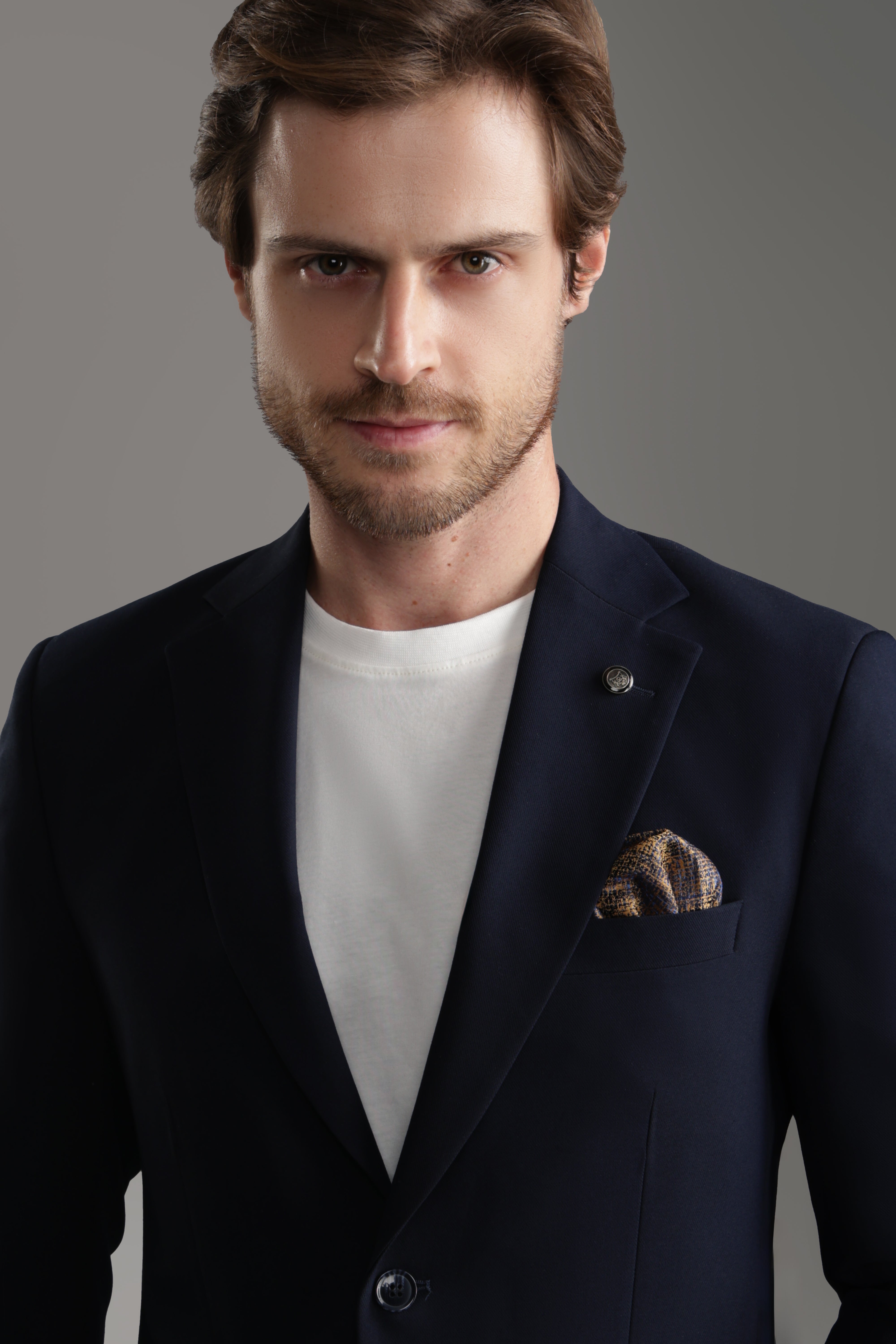 بدلة زرقاء داكنة بقصّة Slim Fit